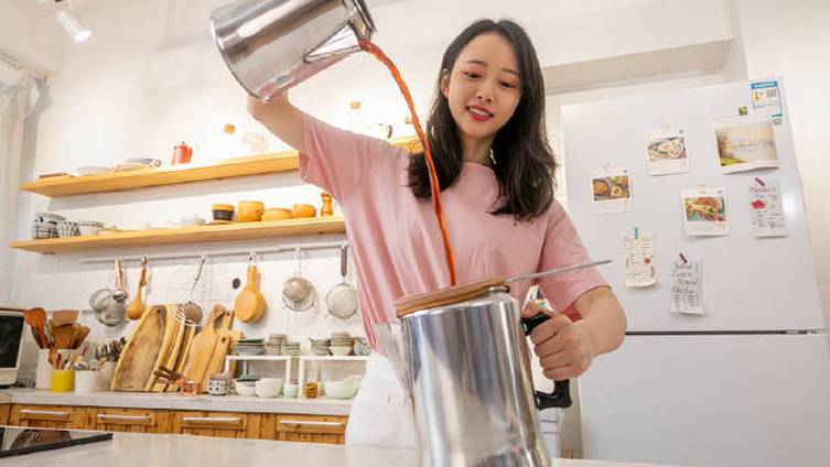 拿起来怼下吸管就是吨吨吨,要啥技术[三哈]阿菜茶餐厅快闪店今日供应:①爽过维他柠檬茶的自制